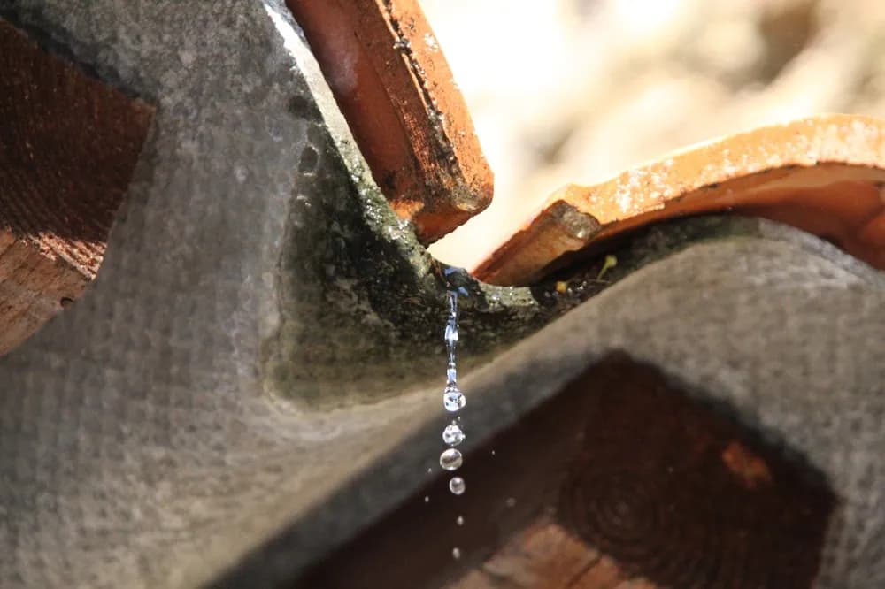 Foto van stromend water uit dakgoot