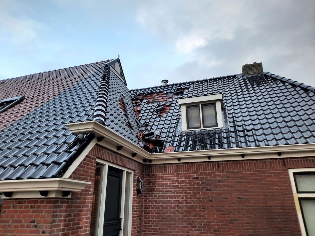 Foto van dak met dakkapel