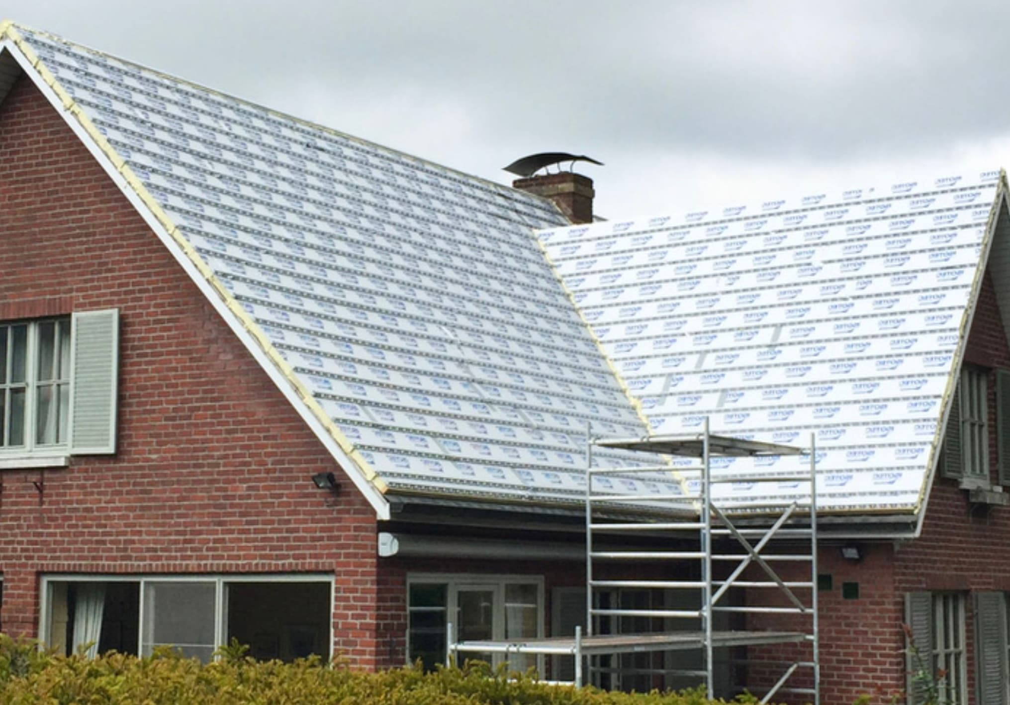 Foto van dak met steiger ervoor
