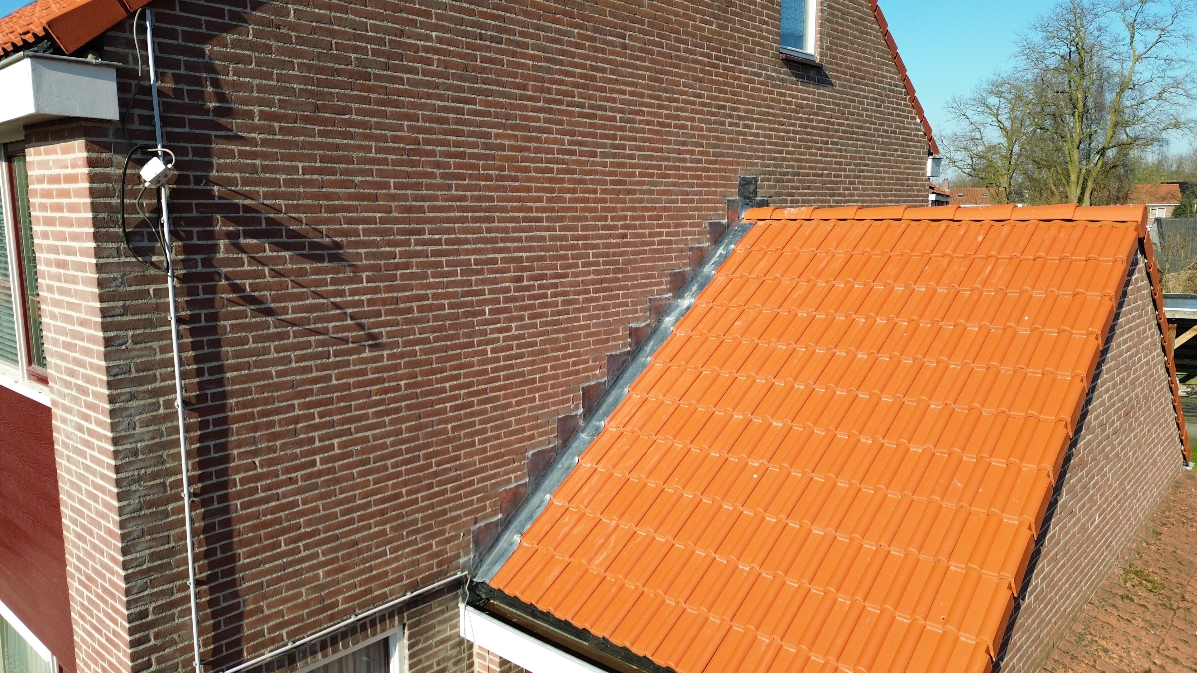 Foto van dak met loodwerk
